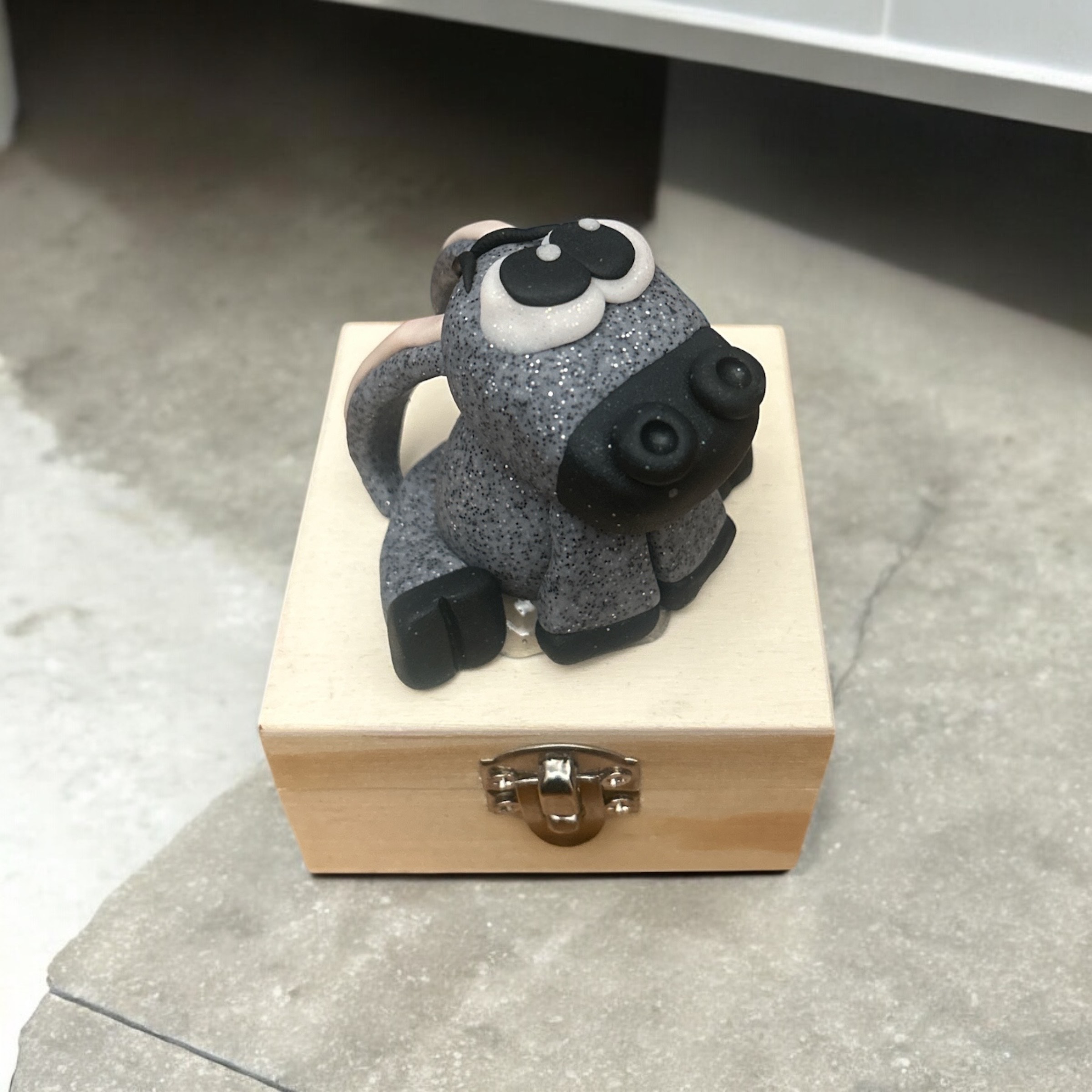 Boite à trésor avec socle en bois naturel