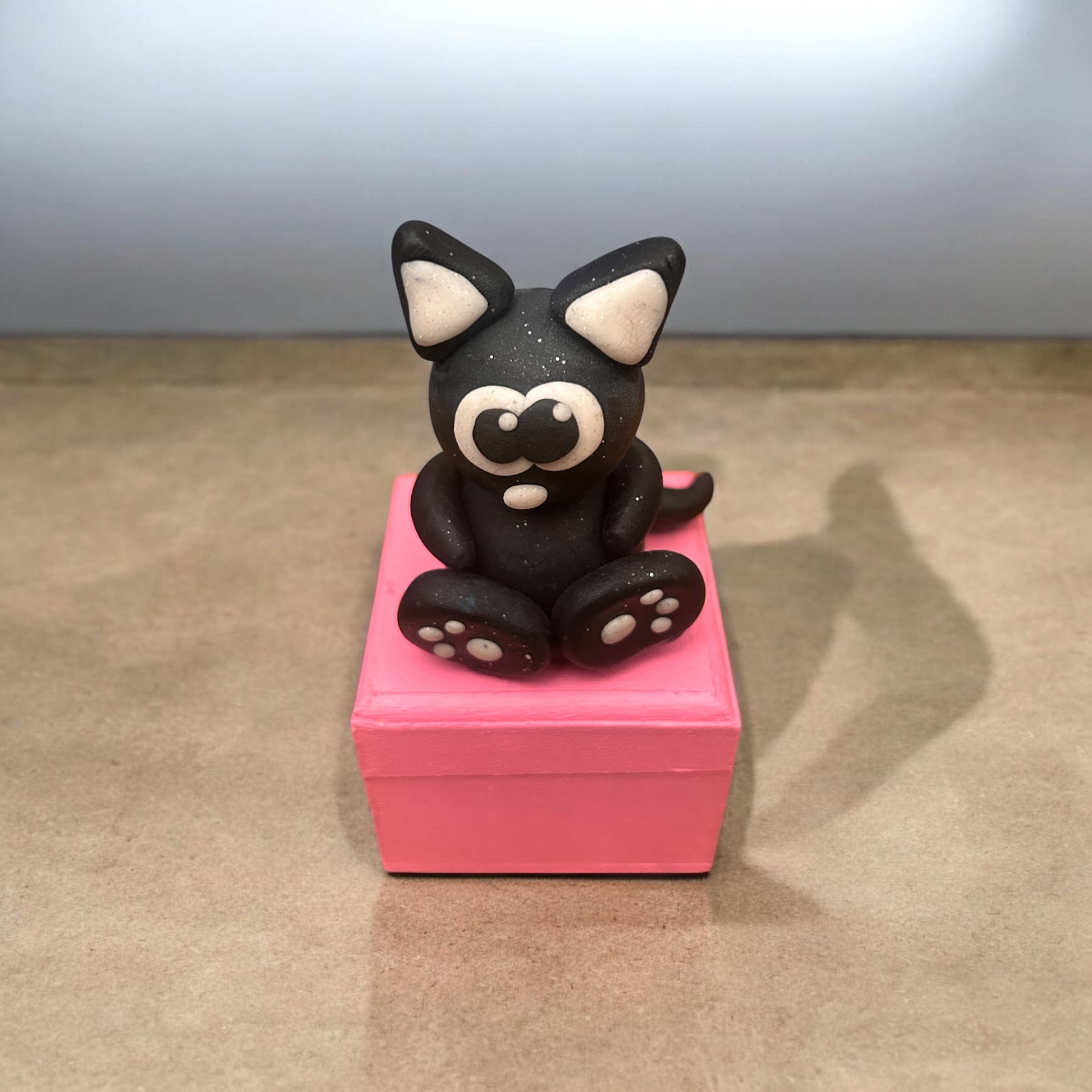 Boite à trésor avec socle en bois peint