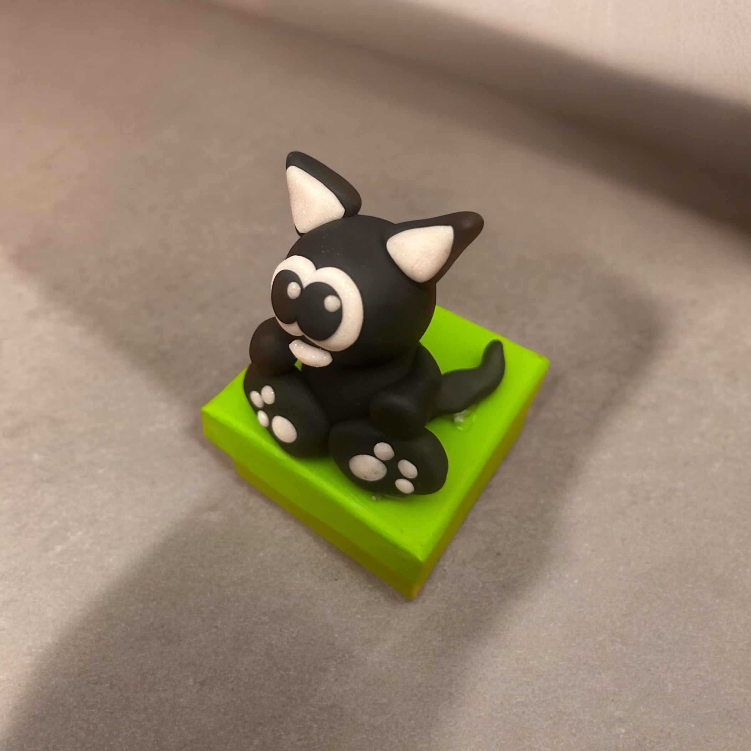 Boite à trésor avec socle en kraft - forme carrée